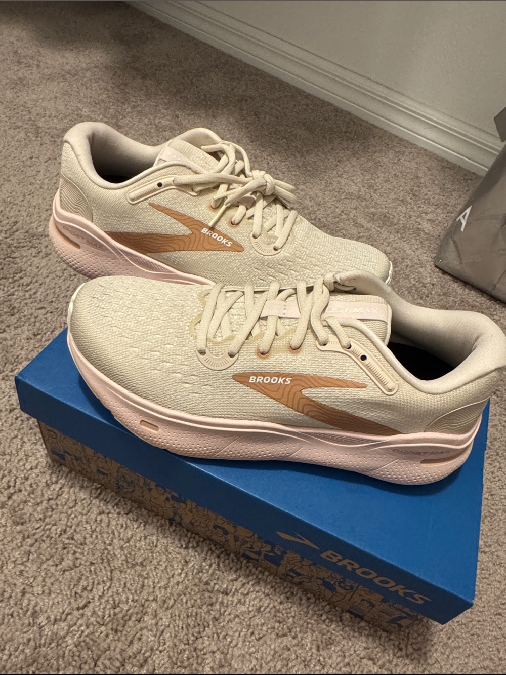 NEVER WORN ! Brooks Women's “Papaya” Running Shoes with Pink and Tan Accents